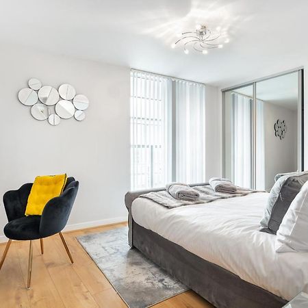 Stunning Apartment With Underground Parking! Лондон Экстерьер фото