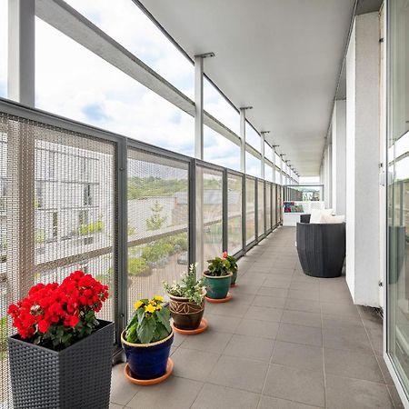 Stunning Apartment With Underground Parking! Лондон Экстерьер фото