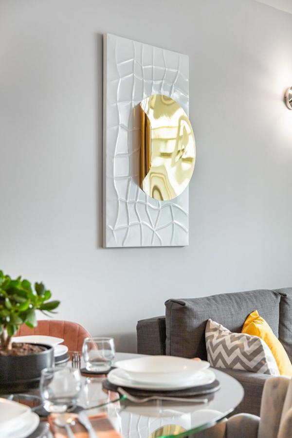 Stunning Apartment With Underground Parking! Лондон Экстерьер фото