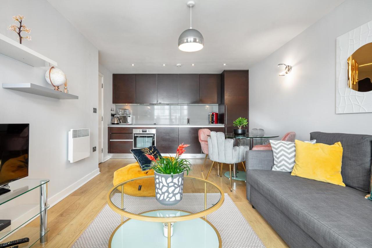 Stunning Apartment With Underground Parking! Лондон Экстерьер фото