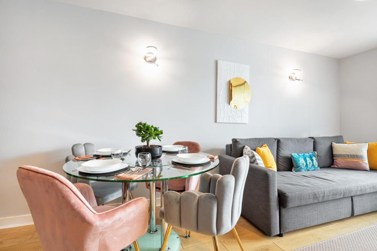 Stunning Apartment With Underground Parking! Лондон Экстерьер фото