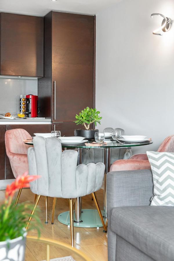 Stunning Apartment With Underground Parking! Лондон Экстерьер фото