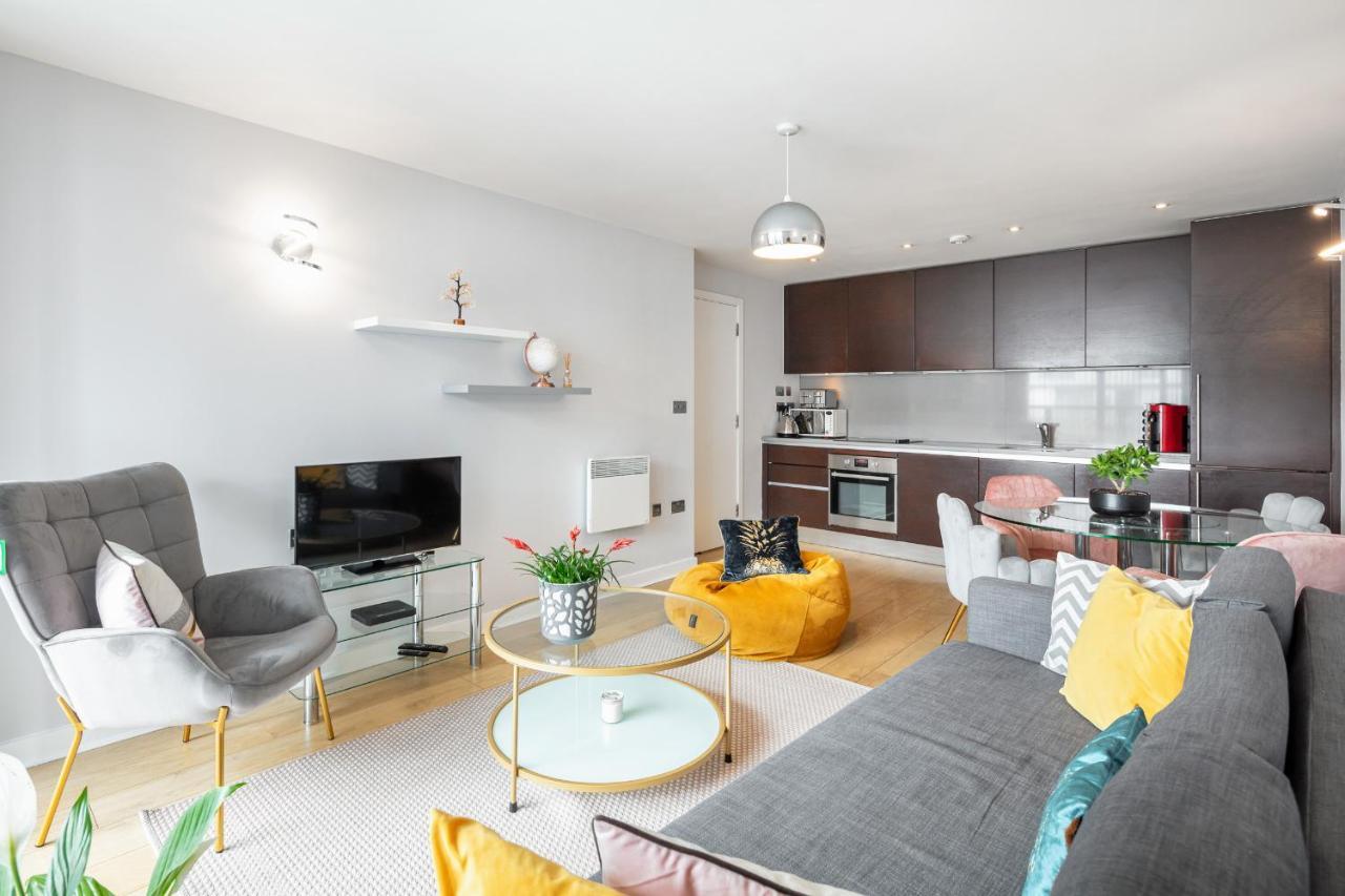 Stunning Apartment With Underground Parking! Лондон Экстерьер фото
