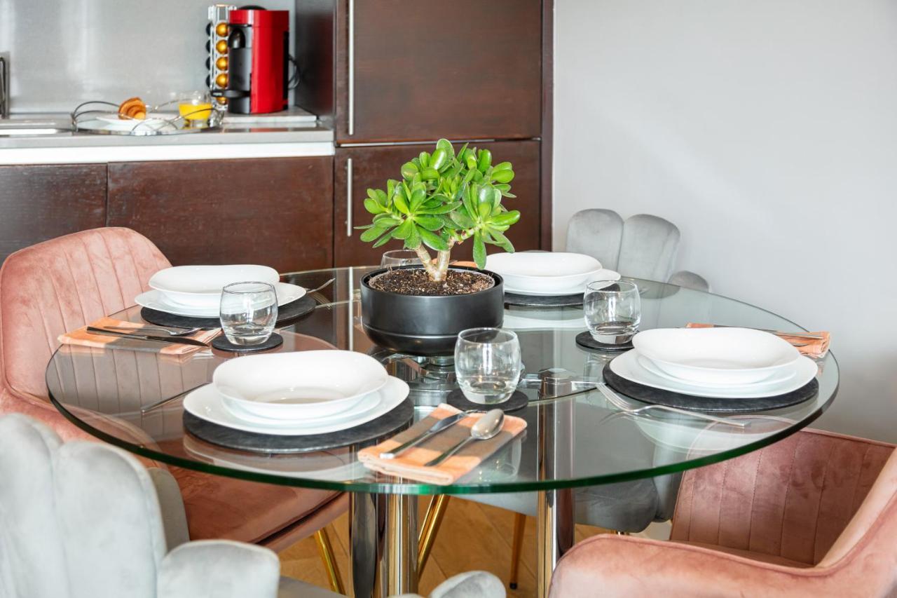 Stunning Apartment With Underground Parking! Лондон Экстерьер фото