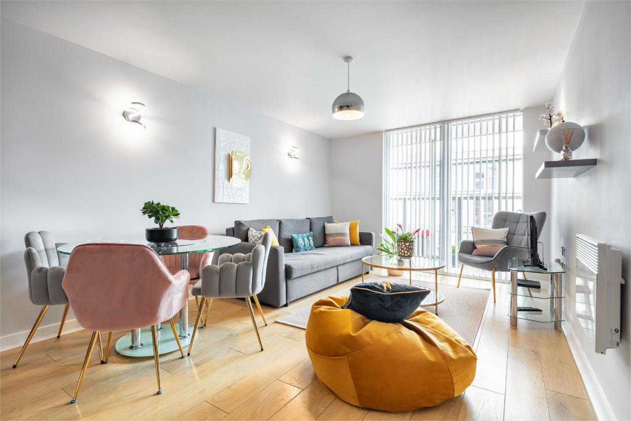 Stunning Apartment With Underground Parking! Лондон Экстерьер фото