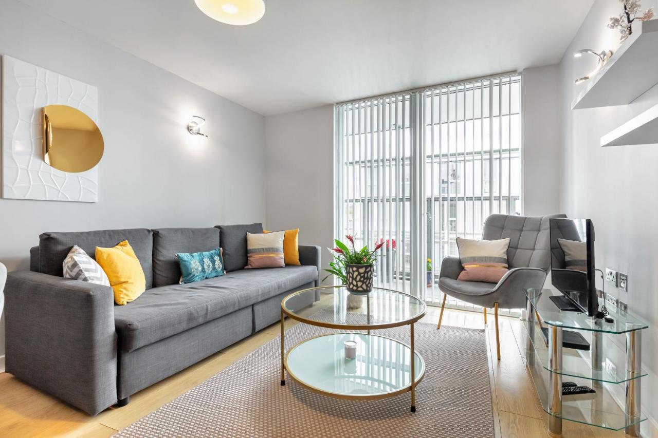 Stunning Apartment With Underground Parking! Лондон Экстерьер фото