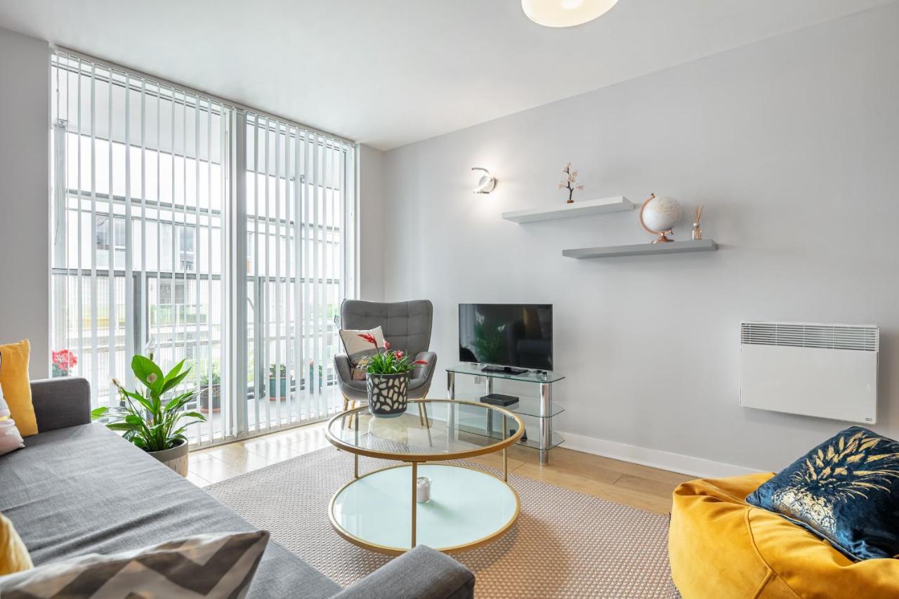 Stunning Apartment With Underground Parking! Лондон Экстерьер фото