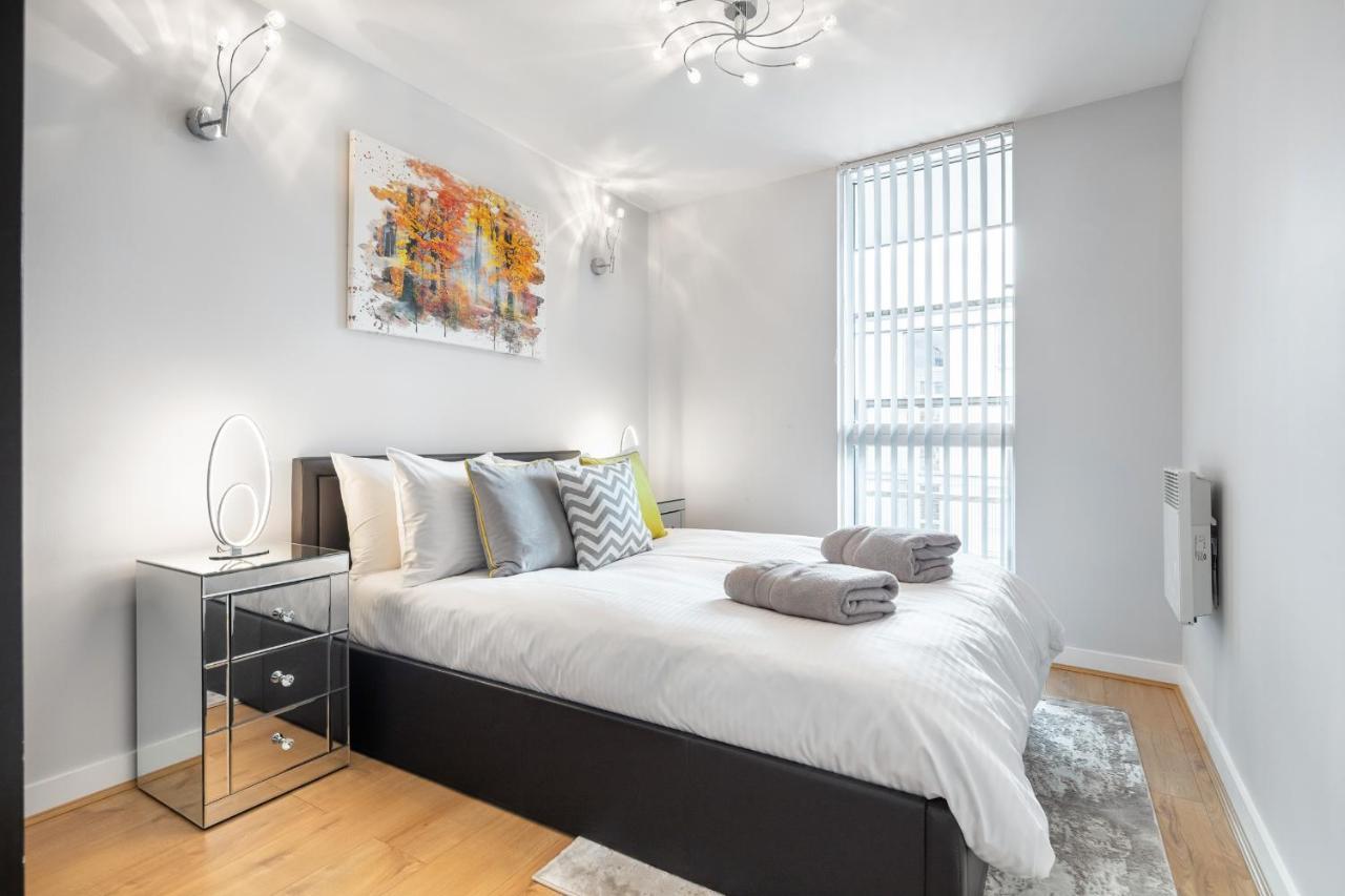 Stunning Apartment With Underground Parking! Лондон Экстерьер фото
