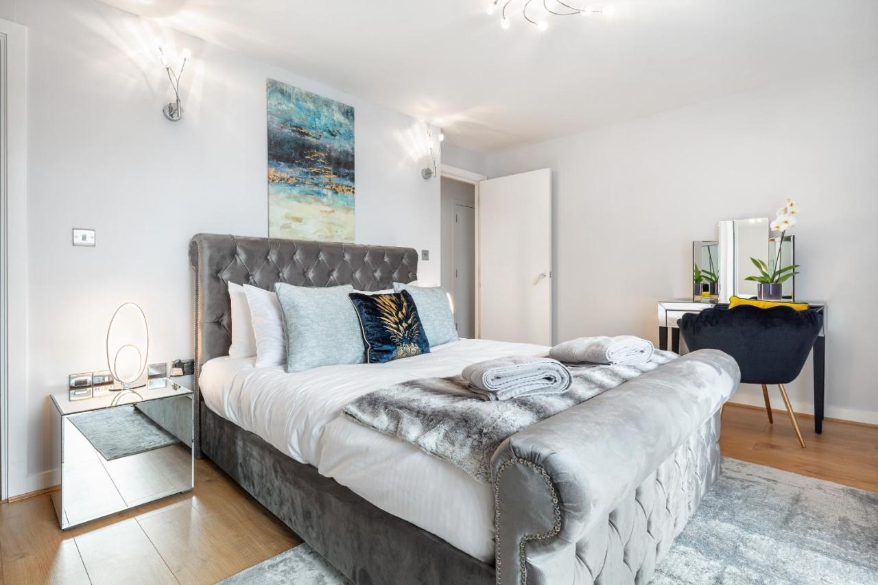 Stunning Apartment With Underground Parking! Лондон Экстерьер фото