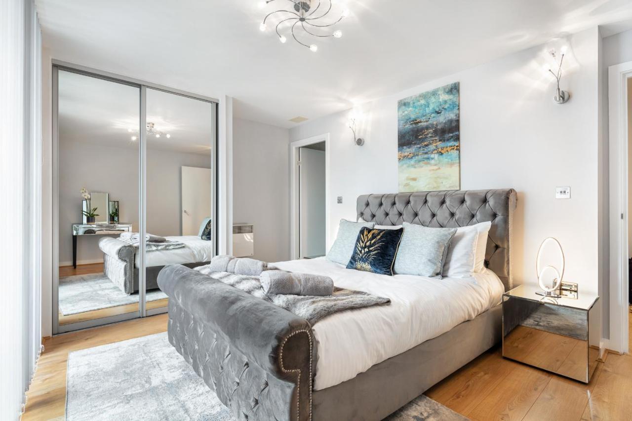 Stunning Apartment With Underground Parking! Лондон Экстерьер фото