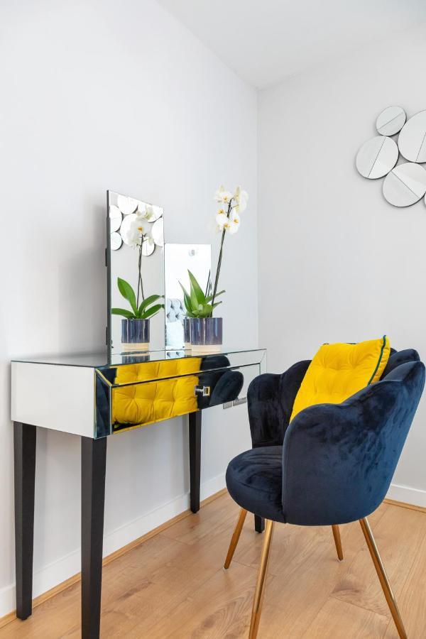 Stunning Apartment With Underground Parking! Лондон Экстерьер фото