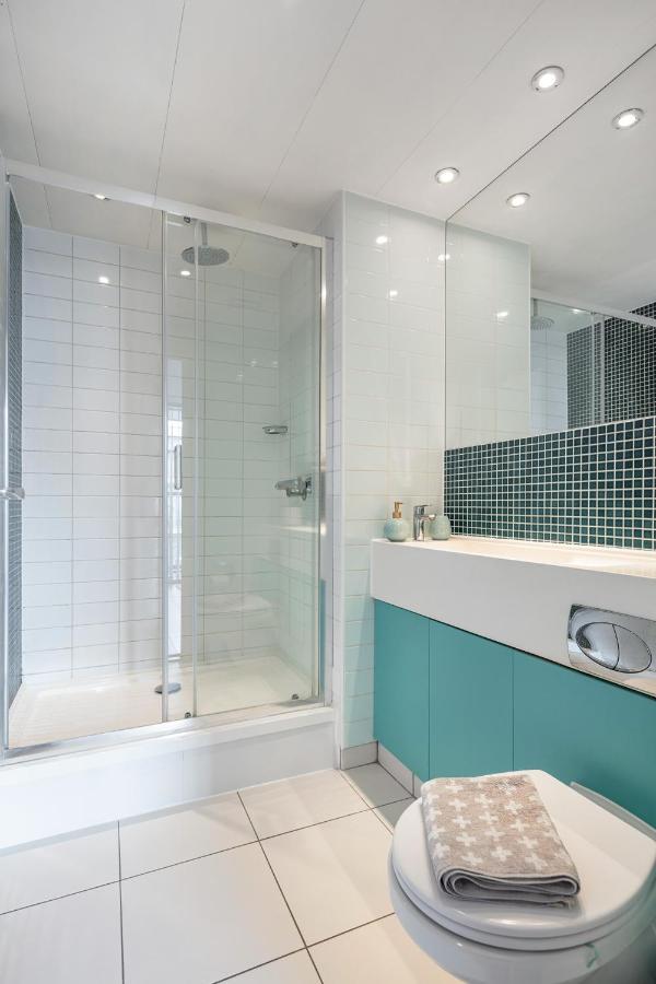 Stunning Apartment With Underground Parking! Лондон Экстерьер фото
