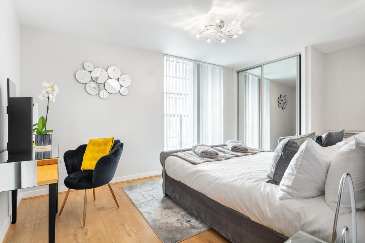 Stunning Apartment With Underground Parking! Лондон Экстерьер фото