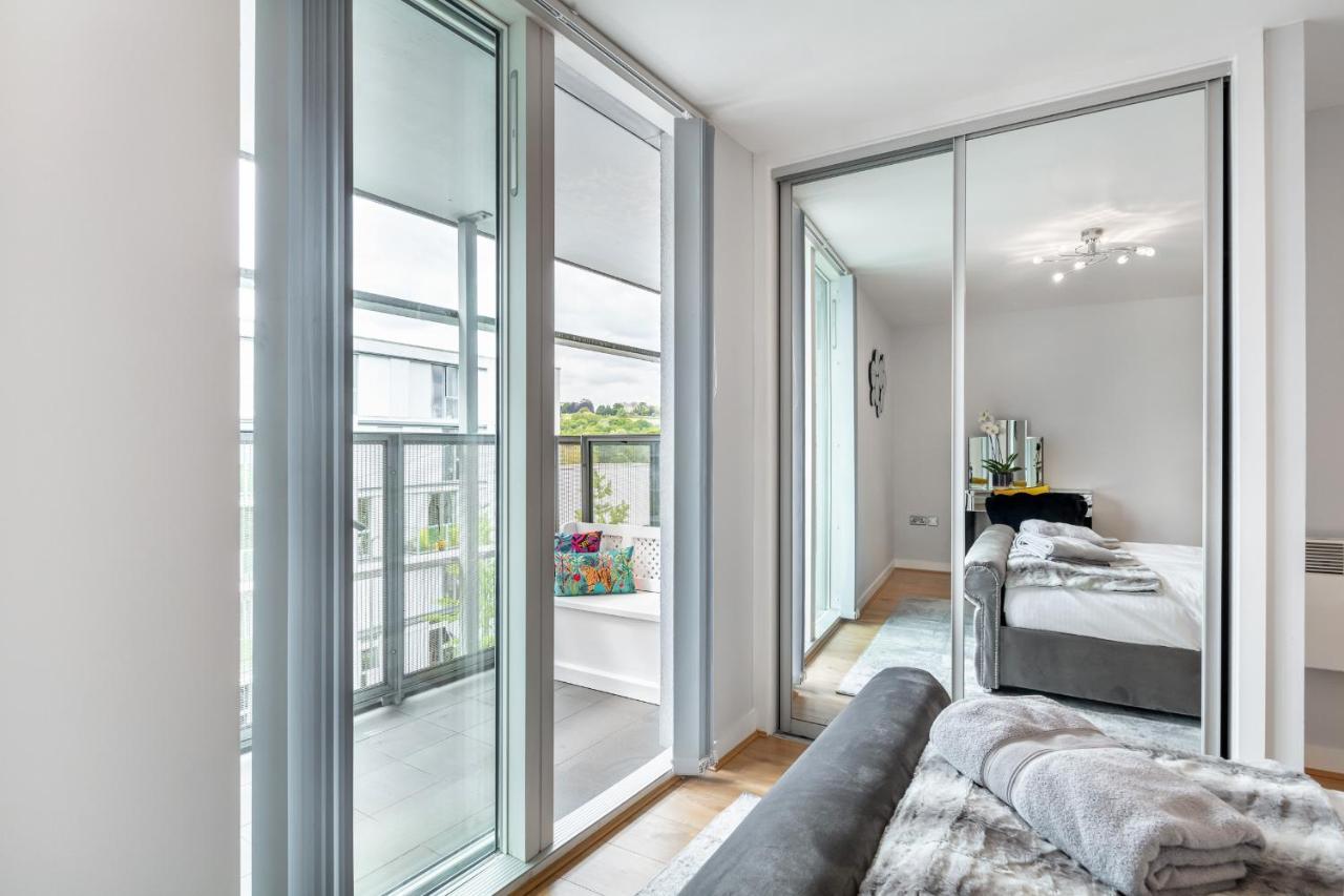 Stunning Apartment With Underground Parking! Лондон Экстерьер фото