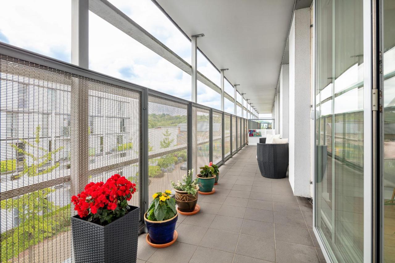 Stunning Apartment With Underground Parking! Лондон Экстерьер фото