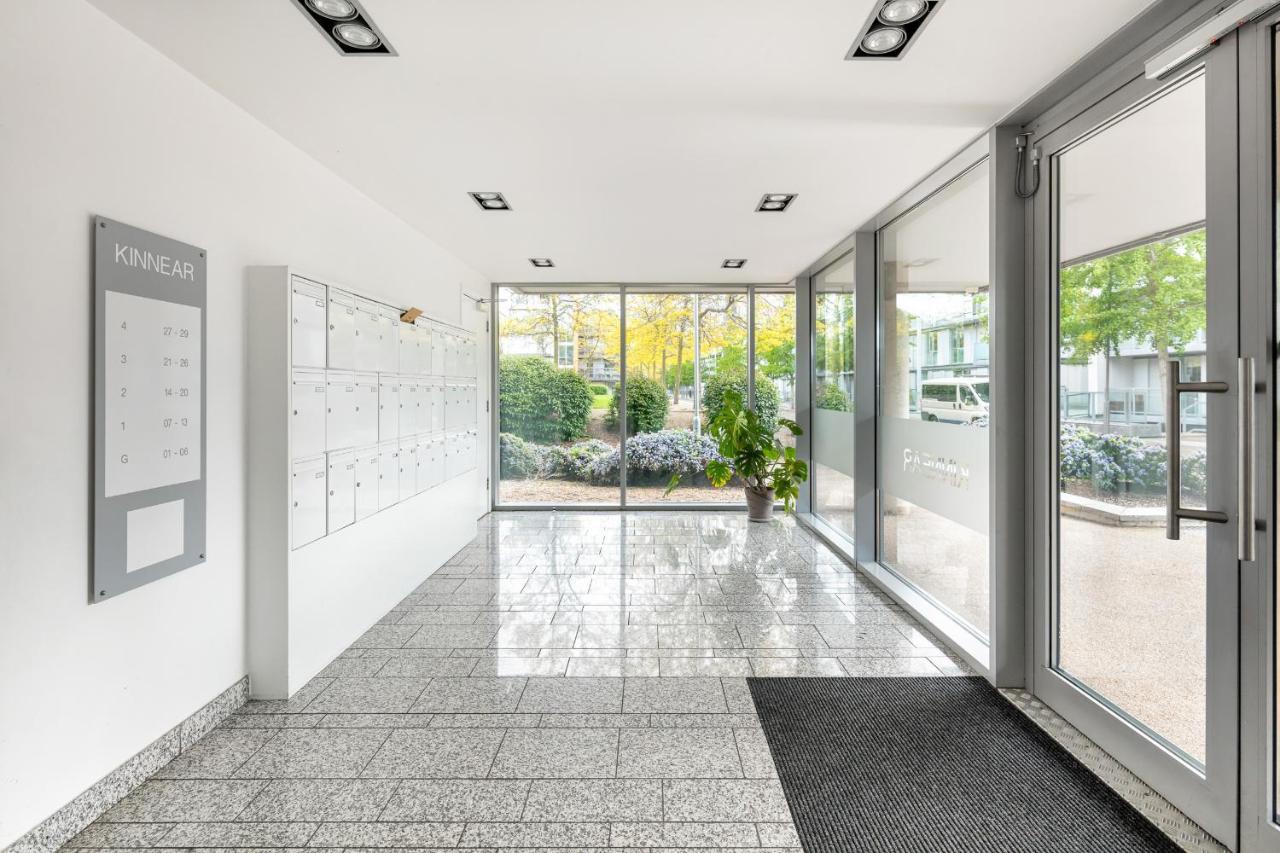Stunning Apartment With Underground Parking! Лондон Экстерьер фото