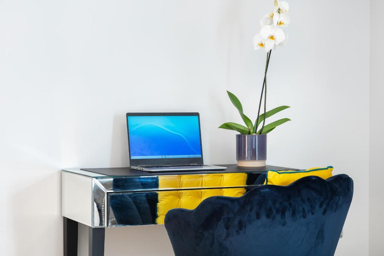 Stunning Apartment With Underground Parking! Лондон Экстерьер фото
