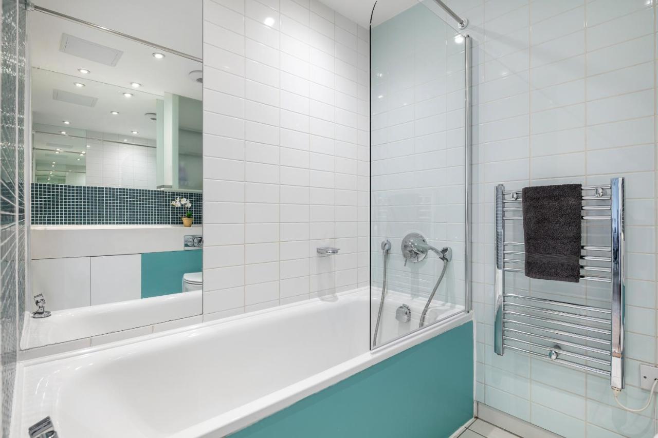 Stunning Apartment With Underground Parking! Лондон Экстерьер фото