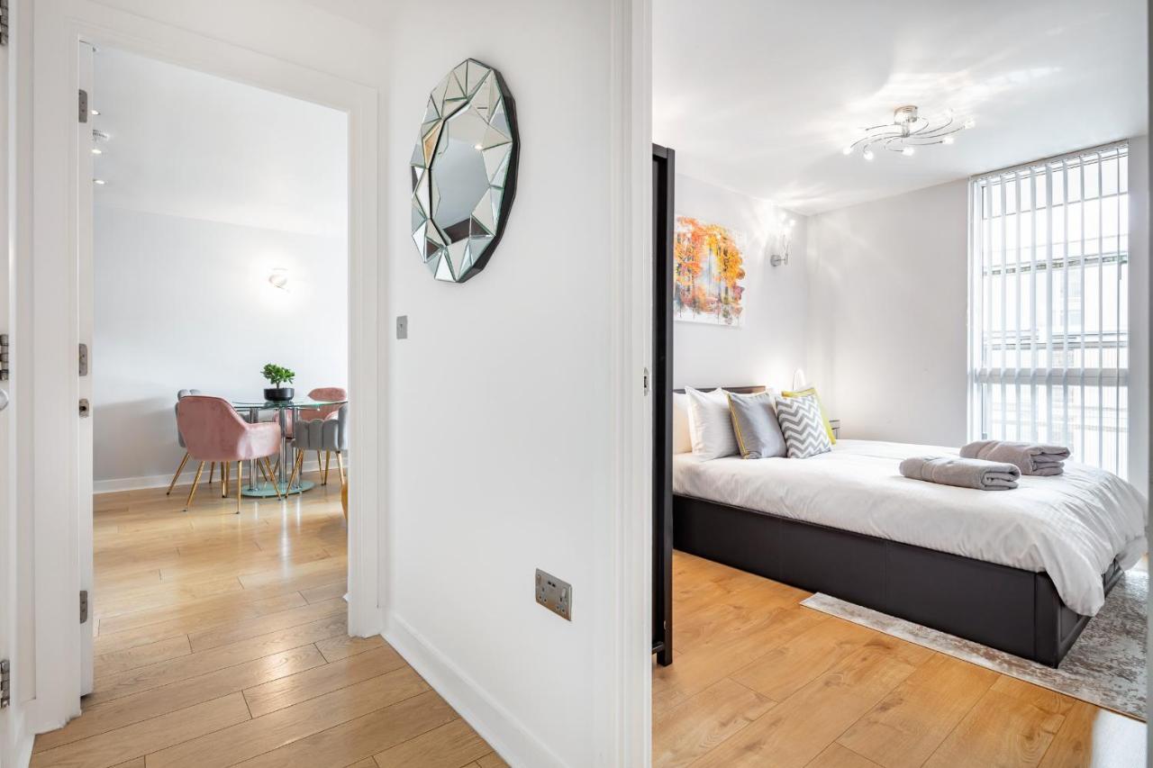 Stunning Apartment With Underground Parking! Лондон Экстерьер фото
