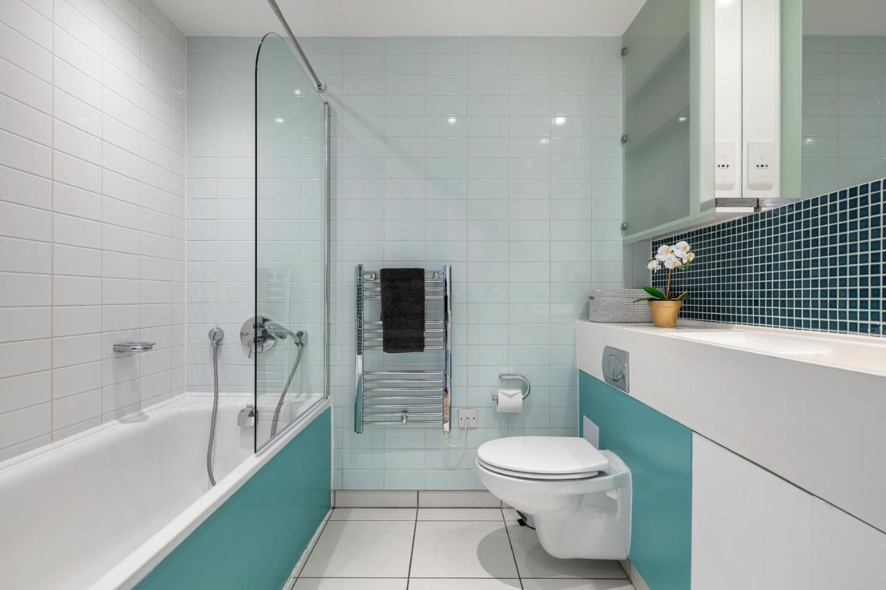 Stunning Apartment With Underground Parking! Лондон Экстерьер фото