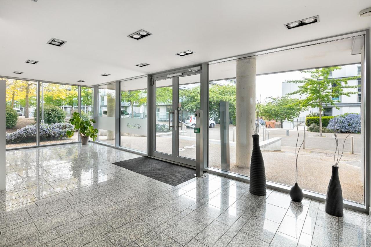 Stunning Apartment With Underground Parking! Лондон Экстерьер фото